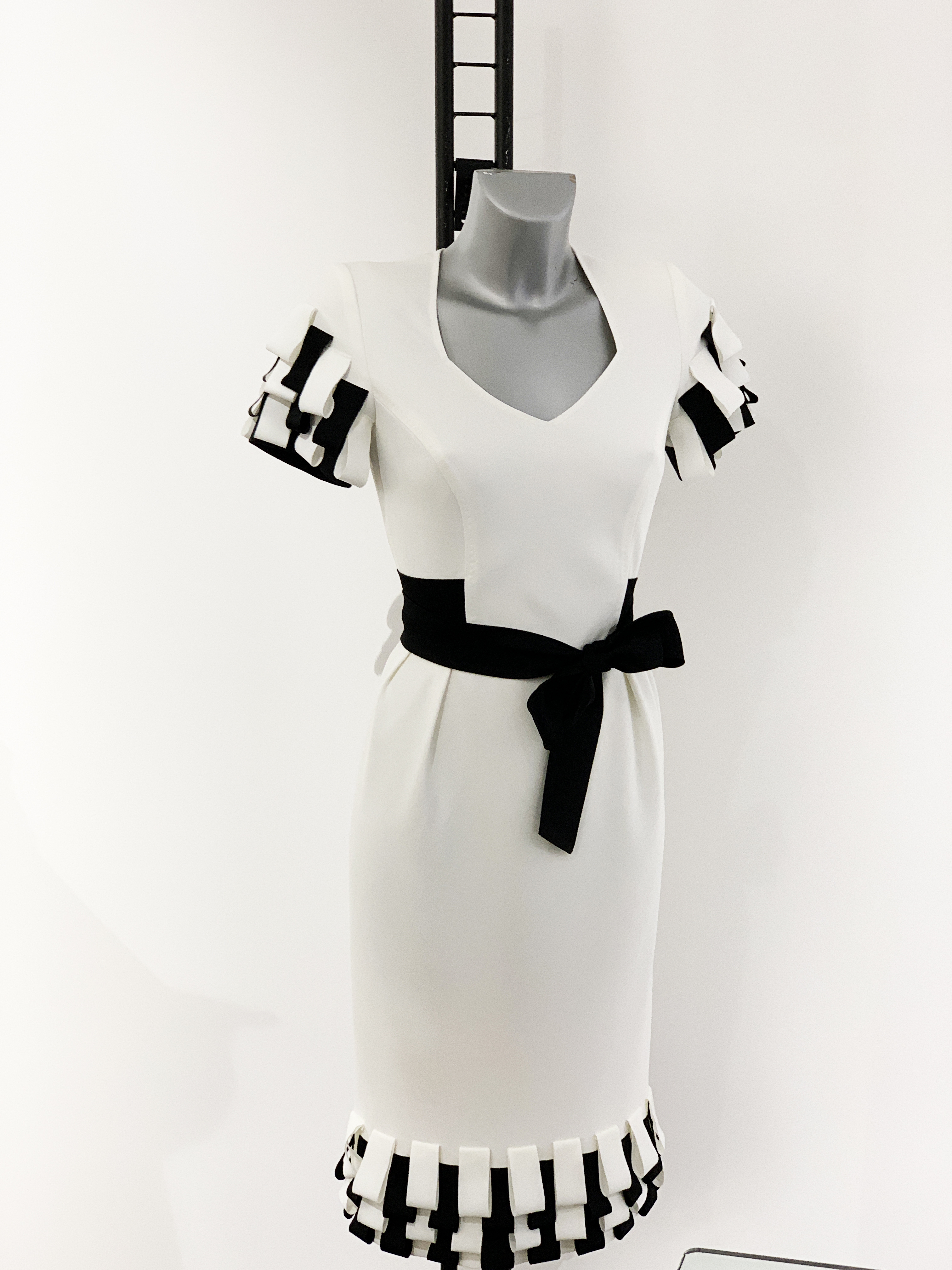 Šaty bílé s černou aplikací